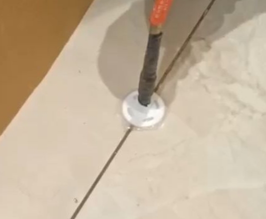 华亭瓷砖空鼓维修公司专业解答瓷砖在铺贴过程中，如果没有涂抹均匀到位的粘结材料（如水泥砂浆或瓷砖胶），可能会导致以下问题